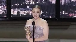 Amanda Seyfried menerima penghargaan untuk kategori pemeran utama wanita paling menonjol dalam serial “The Dropout” di Emmy Awards 2022 di Microsoft Theater, ‎Los Angeles, Amerika Serikat (12/9/2022). Ini berkat perannya sebagai Elizabeth Holmes dalam serial "The Dropout" yang juga tayang di Hulu dan Disney+. (AP Photo/Mark Terrill)