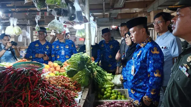Sekda Kota Depok, Supian Suri mengecek harga kebutuhan pokok di Pasar Cisalak, Cimanggis, Kota Depok.