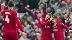 Penyerang Liverpool Roberto Firmino berselebrasi dengan rekan setimnya setelah mencetak gol ke gawang Arsenal pada Liga Inggris pekan ke-30 yang digelar di Stadion Anfield, Liverpool, Minggu (9/4/2023). (AP Photo/Jon Super)