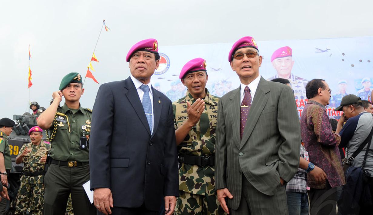  Wakil Presiden Indonesia ke-6, Try Sutrisno (kanan) hadir dalam upacara pengangkatan Menhan Ryamizard Ryacudu menjadi warga kehormatan Korps Marinir di Lapangan Apel Kesatrian Marinir, Cilandak, Jakarta (9/12/2014). (Liputan6.com/Helmi Fithriansyah)