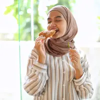 Makan makanan yang tidak sehat dapat mempengaruhi kesehatan/copyright fimela/adrian putra
