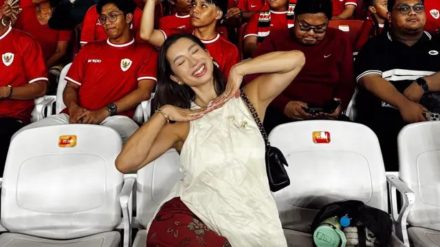 Potret Jennifer Bachdim menyaksikan pertandingan Kualifikasi Piala Dunia 2026 di GBK (Dok. Instagram @jenniferbachdim)