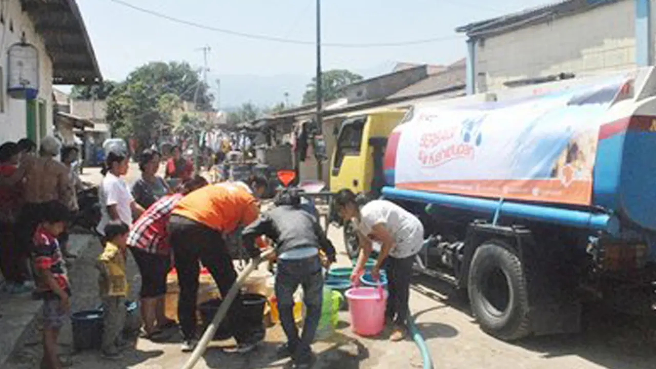 Kekeringan, Desa Sukamiskin Terima 35.000 Liter Air Bersih