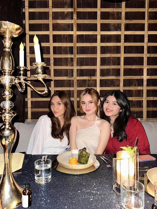 Selama di Pulau Dewata tersebut, pemain 200 Pounds Beauty itu mengandalkan resort outfit yang praktis dan nyaman.