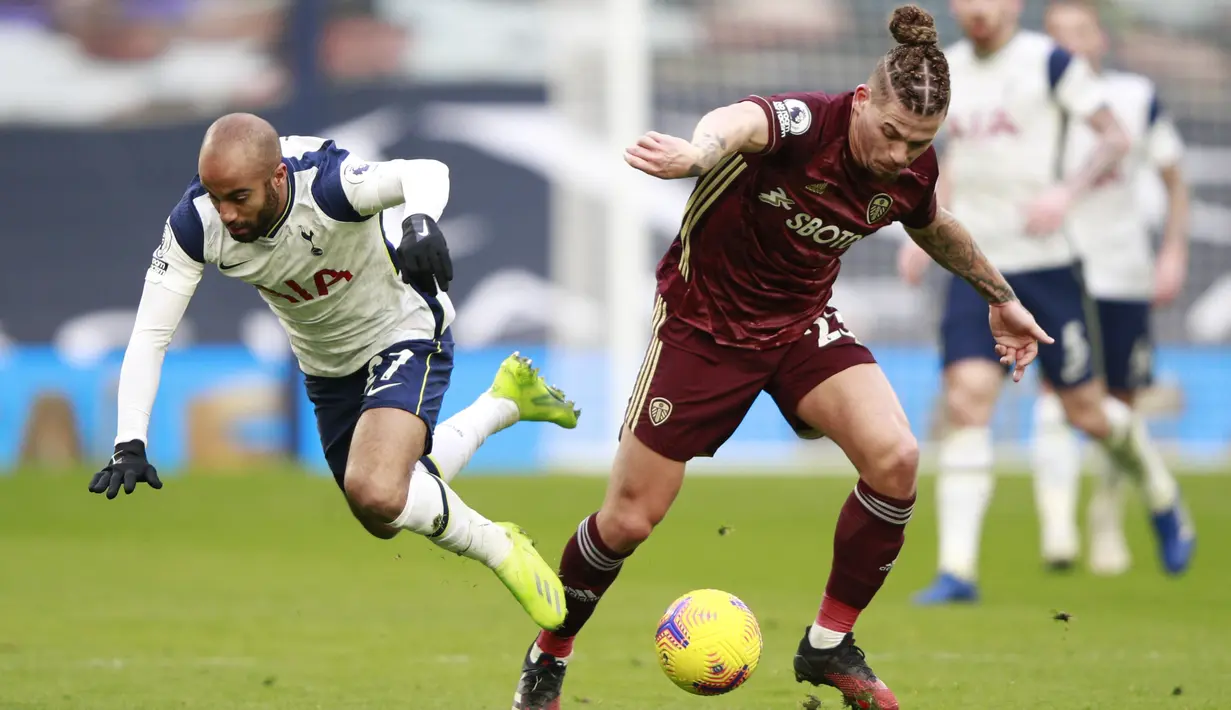 Gelandang Tottenham Hotspur, Lucas Moura (kiri) berebut bola dengan gelandang Leeds United, Kalvin Phillips pada pertandingan lanjutan Liga Inggris di Tottenham Hotspur Stadium di London (2/1/2021). Tottenham menang telak 3-0 atas Leeds. (AFP/Pool/Ian Walton)