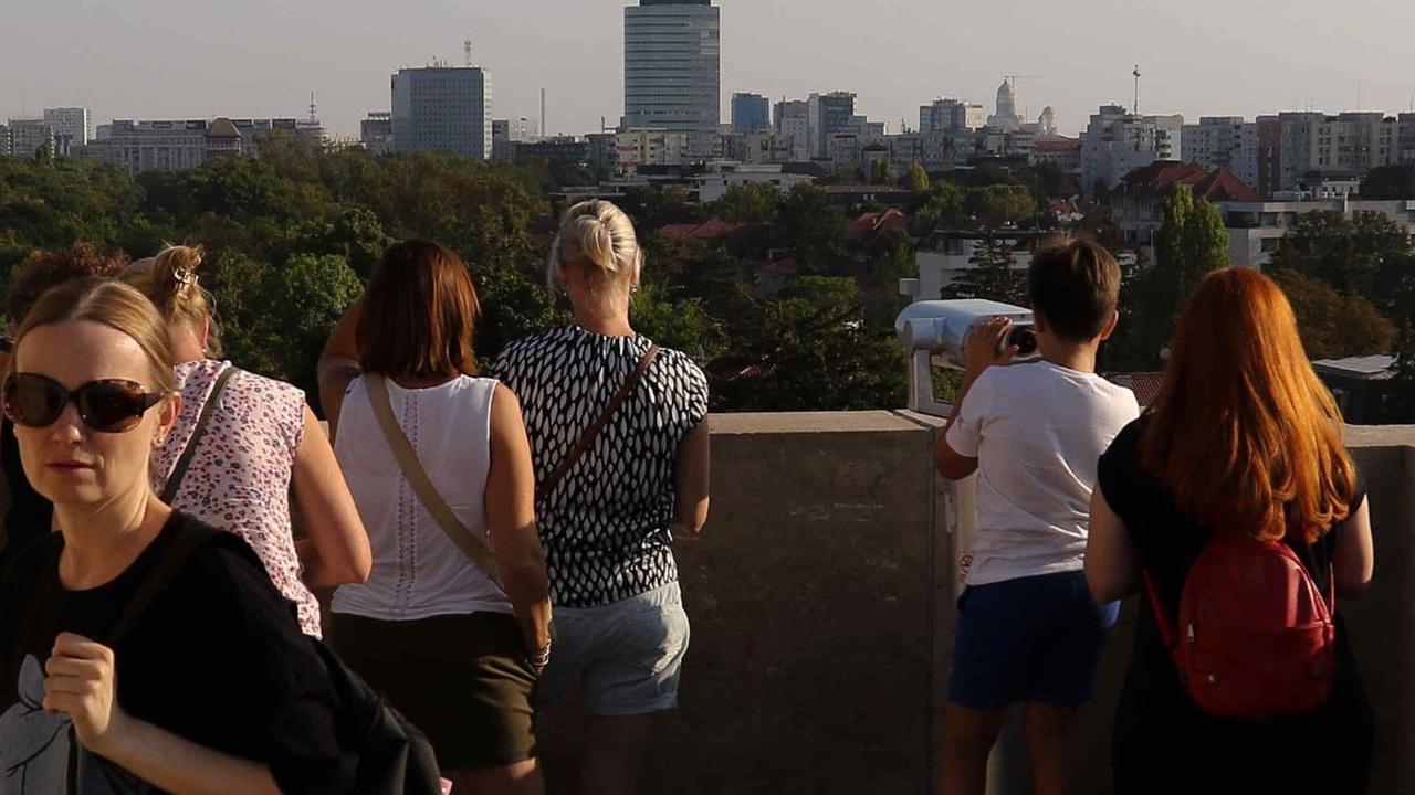 Di atas bangunan ini, wisatawan akan disambut dengan pemandangan indah Kota Bucharest yang eksotis.