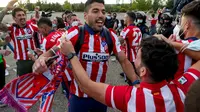 Luis Suarez Rayakan Gelar Liga Spanyol Bersama Suporter Atletico Madrid di Jalanan