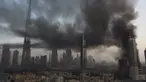 Asap mengepul di lokasi konstruksi sebelah Dubai Mall, Uni Emirat Arab, Minggu (2/4). Kebakaran terjadi sekitar pukul 06.30 pagi waktu setempat. (AP Photo/ Anthea Ayache)