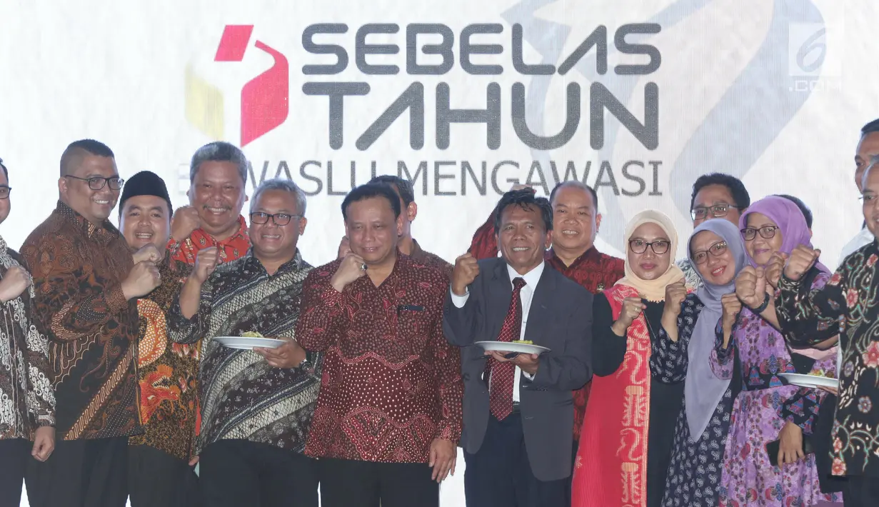 Ketua Bawaslu RI, Abhan (tengah) bersama komisioner Bawaslu dan KPU RI saat perayaan HUT Bawaslu ke-11 di Jakarta, Selasa (9/4). Selain merayakan Hut ke-11, Bawaslu merilis pemuktahiran dari Indeks Kerawanan Pemilu 2019. (Liputan6.com/Helmi Fithriansyah)