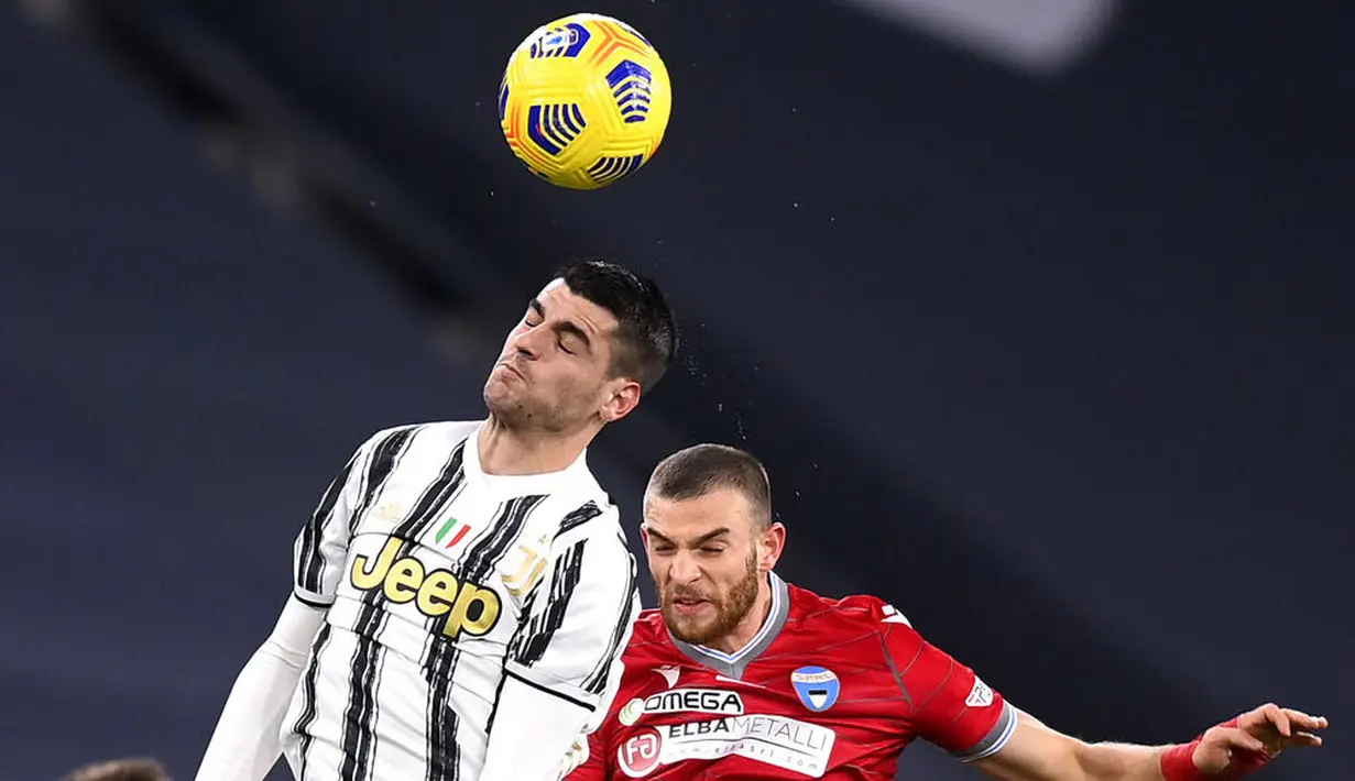 Striker Juventus, Alvaro Morata, duel udara dengan pemain SPAL, Francesco Vicari, pada laga Coppa Italia di Stadion Allianz, Rabu (27/1/2021). Juventus menang dengan skor 4-0. (Fabio Ferrari/LaPresse via AP)