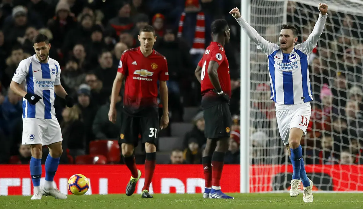 Pemain Brighton and Hove Albion, Pascal Gross, melakukan selebrasi usai membobol gawang Manchester United pada laga Premier League di Stadion Old Trafford, Sabtu (19/1). Manchester United menang 2-1 atas Brighton and Hove Albion. (AP/Martin Rickett)