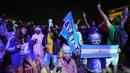 Fans Argentina bersorak di Doha corniche, di Doha, Qatar, Senin, 12 Desember 2022. Argentina akan menghadapi Kroasia dalam pertandingan semifinal Piala Dunia 2022 di Stadion Lusail Iconic Qatar, Rabu (14/12/2022) mulai pukul 02.00 WIB. (AP Photo/Andre Penner)