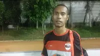 Ruben Sanadi ikut memeriahkan laga amal untuk Alfin Tuasalamony yang digelar Sabtu (11/7/2015). (Bola.com/Sisbrianto Guntar)