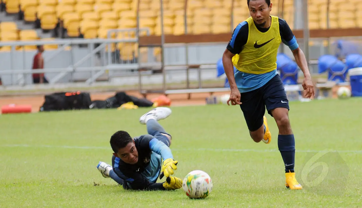 Pemain Persib Bandung, M Ridwan (kanan) mengecoh Teguh Amiruddin saat berlatih bersama timnas senior Indonesia di Stadion GBK, Jakarta, (12/11/2014). (Liputan6.com/Helmi Fithriansyah)