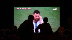 Siluet pengunjung saat nonton bareng Piala Dunia 2022 antara Timnas Argentina melawan Timnas Arab Saudi setelah launching produk baru Aice di Asthana Kemang, Jakarta Selatan, Selasa (22/11/2022). (Bola.com/Bagaskara Lazuardi)