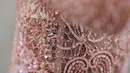 Kebaya tersebut hadir dengan detail brokat dan payet yang cantik. Dipermanis dengan bros emas di tengahnya. [@maudyayunda]