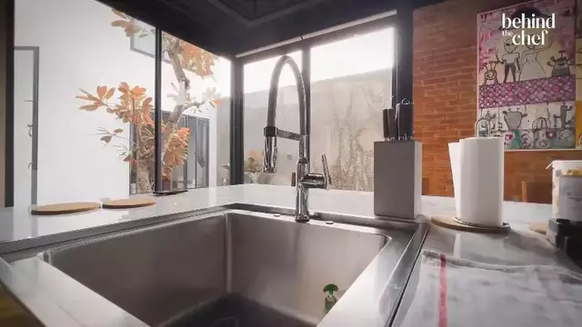 Potret dapur rumah Chef Juna (Sumber: YouTube/Behind the Chef by Chef Degan)