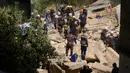 Tim penyelamat dari Pertahanan Sipil Yordania masih melakukan operasi pencarian penghuni bangunan yang runtuh, di Amman, Yordania, Selasa (13/9/2022). Menurut kantor berita negara Yordania, Petra, Kejaksaan telah meluncurkan investigasi atas insiden tersebut. (AP Photo/Raad Adayleh)