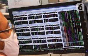 Karyawan mengamati pergerakan harga saham di Profindo Sekuritas Indonesia, Jakarta, Senin (27/7/2020). Pergerakan Indeks Harga Saham Gabungan (IHSG) ditutup menguat 0,66% atau 33,67 poin ke level 5.116,66 pada perdagangan hari ini. (Liputan6.com/Angga Yuniar)