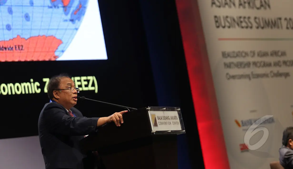 Menteri Indroyono Soesilo saat menjadi pembicara di Asian African Business Summit di JCC, Jakarta, Selasa (21/4/2015). Menurut Indroyono, sektor maritime Indonesia mempunyai peranan penting bagi kehidupan dan perdagangan. (Liputan6.com/Herman Zakharia)