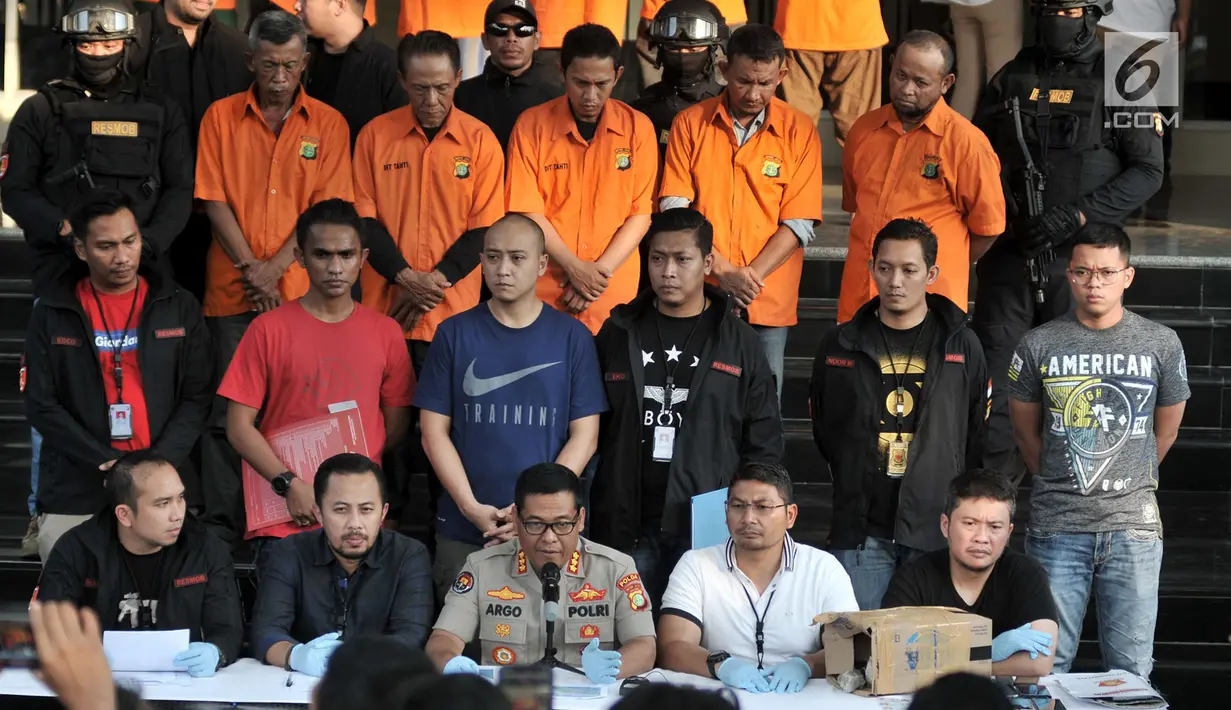 Kabid Humas Polda Metro Jaya Kombes Pol Argo Yuwono (tengah bawah) memimpin rilis kasus ambulans Partai Gerindra membawa batu dalam Aksi 22 Mei di Mapolda Metro Jaya, Jakarta, Kamis (23/5/2019). Polisi menangkap 11 tersangka dalam kasus ini. (merdeka.com/Iqbal Nugroho)