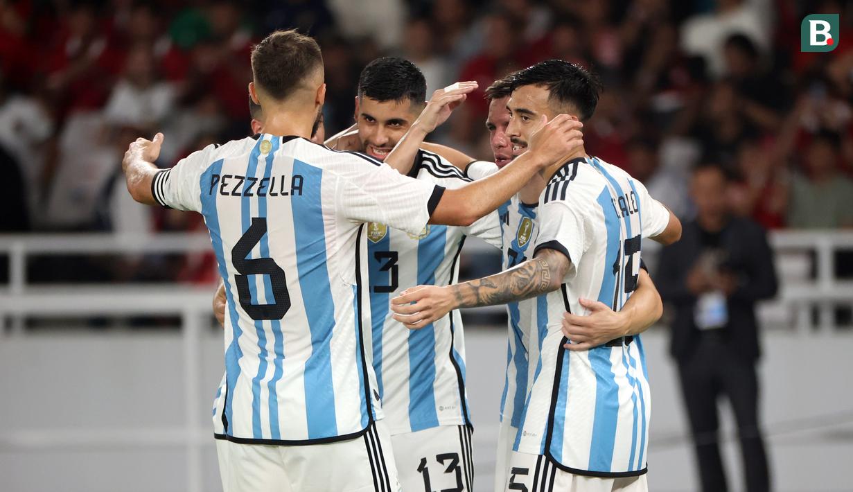 <p>Selebrasi pemain Timnas Argentina, Christian Romero (tengah)&nbsp;setelah menjebol gawang Timnas Indonesia dalam pertandingan FIFA Matchday 2023 di Stadion Utama Gelora Bung Karno, Jakarta, Senin (19/6/2023). (Bola.com/Bagaskara Lazuardi)</p>
