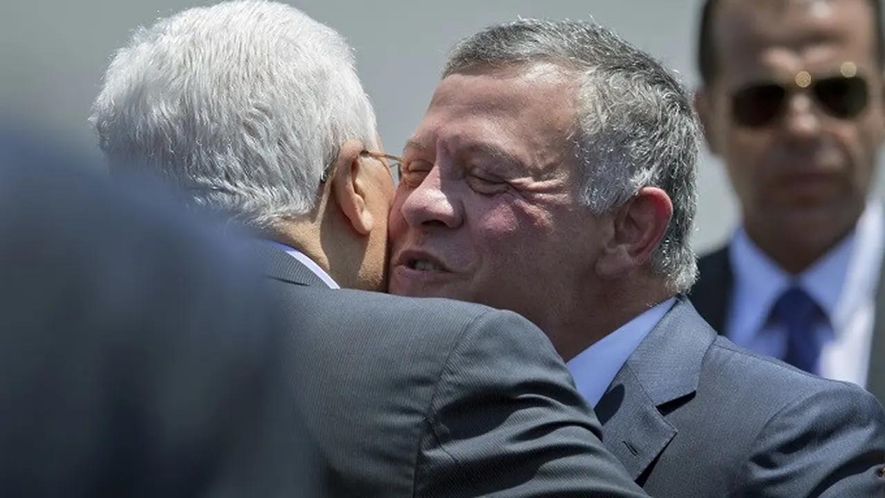 Raja Yordania Abdullah II disambut Pemimpin Palestina Mahmoud Abbas saat keduanya bertemu di Ramallah