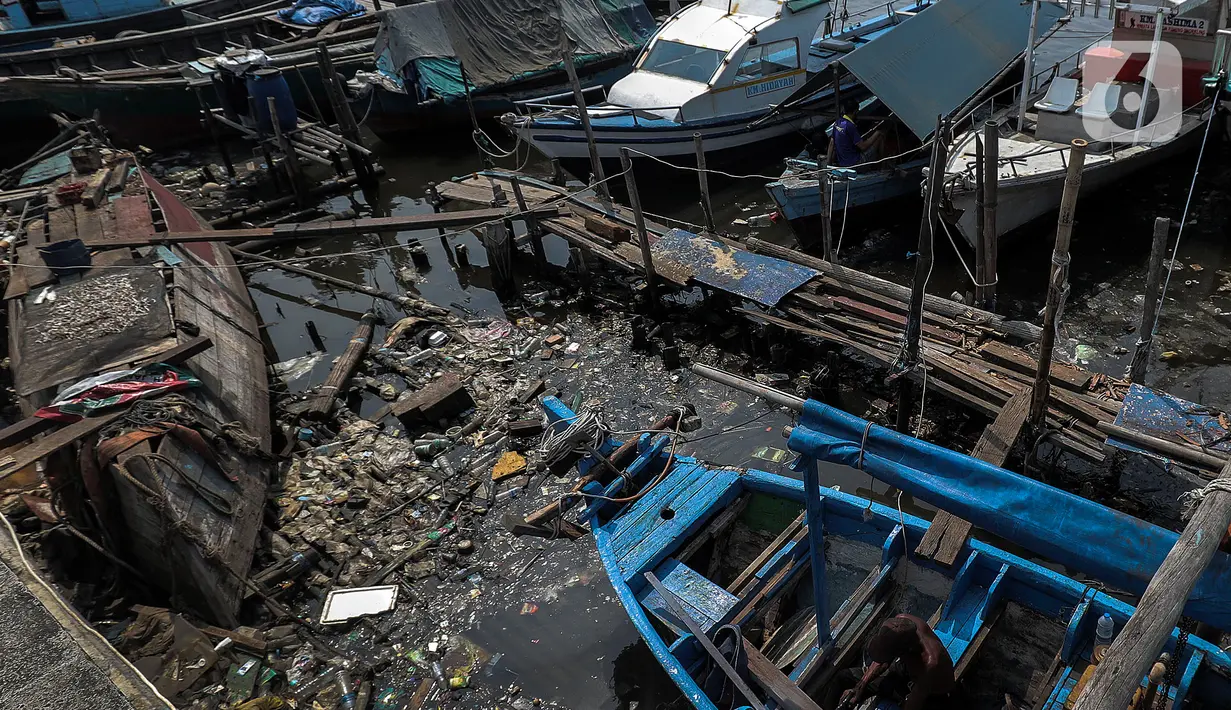 Tumpukan sampah mengambang di pinggir laut kawasan Kampung Nelayan, Penjaringan, Jakarta Utara, Minggu (20/9/2020). Sampah plastik dari kemasan air mineral hingga wadah makanan yang dibuang oleh warga ke laut ini menumpuk di pesisir karena terbawa arus. (Liputan6.com/Johan Tallo)