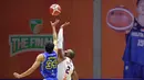 Pebasket Prawira Bandung, Pandu Wiguna (kiri) berebut bola dengan pemain Pelita Jaya, Dominique Leondras Sutton saat jump ball pada laga gim pertama final IBL 2023 di Hall Senayan, Jakarta, Kamis (20/07/2023). Laga dimenangkan oleh Prawira Bandung dengan skor 74-65. (Bola.com/Bagaskara Lazuardi)