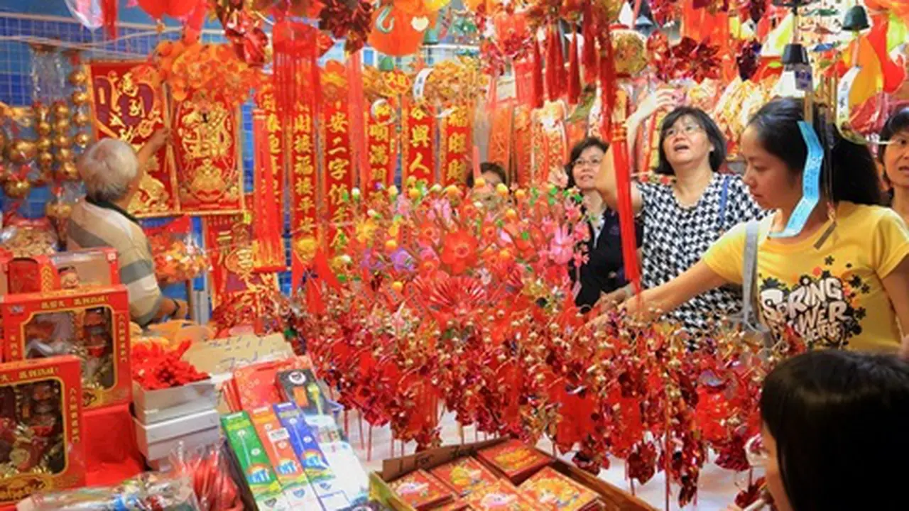 Diskon Besar & 338 Lentera Kambing Kayu Warnai Imlek di Singapura