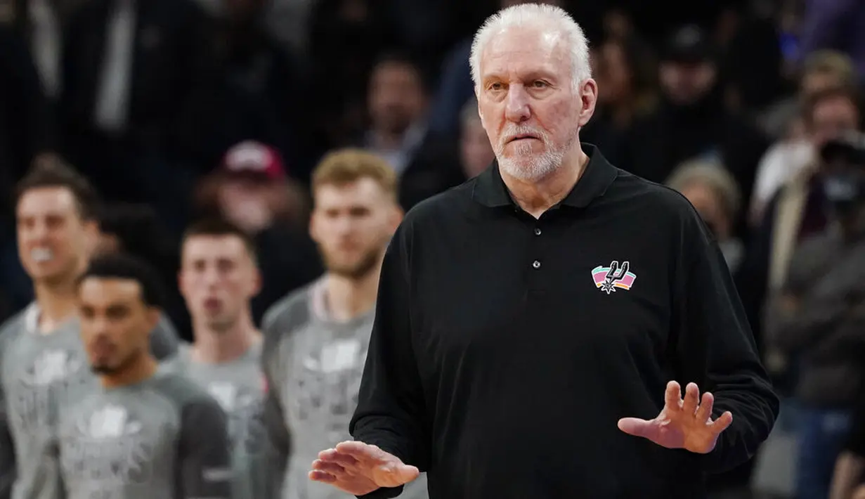 Saat laga usai, Popovich langsung diberi selamat oleh para pemainnya dan juga pemain lawan. Namun ia lebih memilih berjalan ke terowongan dan masuk ruang ganti. (AP Photo/Eric Gay)