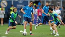 Pemain Real Madrid Cristiano Ronaldo, Luka Modric dan Alvaro Arbeloa saat melakukan latihan di Stadion San Siro, Milan, Italia, (27/5). Real Madrid akan bertanding di Final Piala Champion melawan klub sekotanya, Athletico Madrid. (Reuters/Stefan Wermuth)