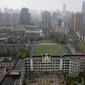 Pemandangan Kota Wuhan diambil dari sebuah hotel karantina di provinsi Hubei, China tengah (30/2/2020). Lockdown di Kota Wuhan, China, tempat wabah pandemik virus corona berasal, berakhir pada 8 April. (AP Photo/Olivia Zhang)