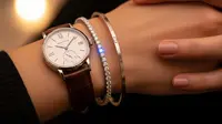 7 Inspirasi Layering Jam Tangan dengan Beberapa Gelang Tipis Elegan untuk Tampilan Chic dan Berkelas