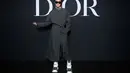 Turut hadir di Dior FW23 Show, J-Hope BTS tampil dengan ansambel abu-abu tua dari Dior Pre-Fall 2023 Menswear Collection. [Dok/Fimela/Dior].