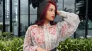 <p>Untuk gaya lebih cerah dan fresh, gaun motif flora ala Fuji bisa jadi inspirasi. Model yang lebar mungkin akan membuatmu khawatir membuat bentuk tubuh besar, namun cara Fuji dengan menambahkan belt bisa kamu tiru. Gaya ini cocok untukmu yang menyukai style feminin. [Instagram/fuji_an] Penulis: Mufiidaanaiilaa Alifah S.</p>