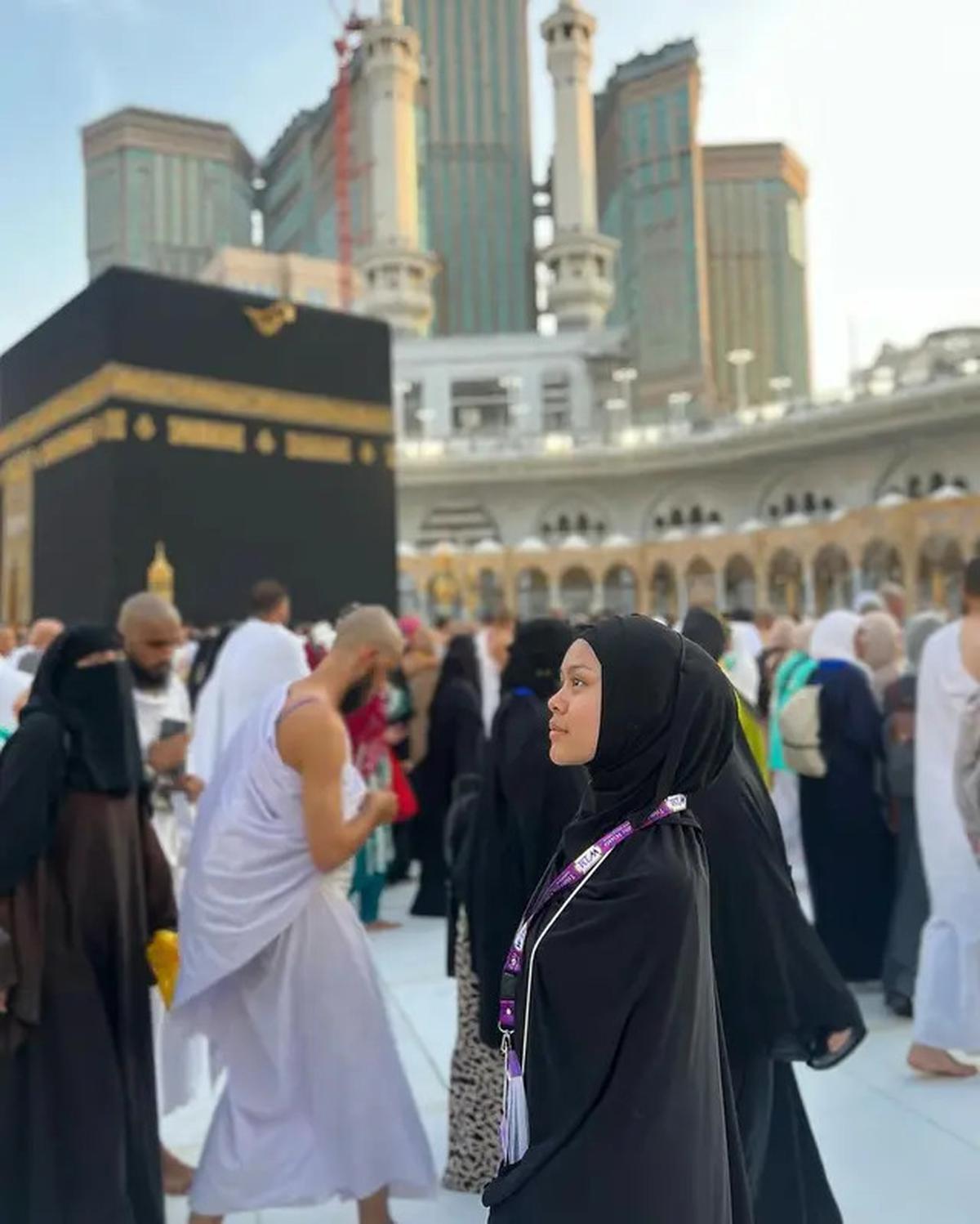7 Potret Melly Lee Umroh Tampil Berhijab Mirip Masa SMP, Tak Pakai Makeup