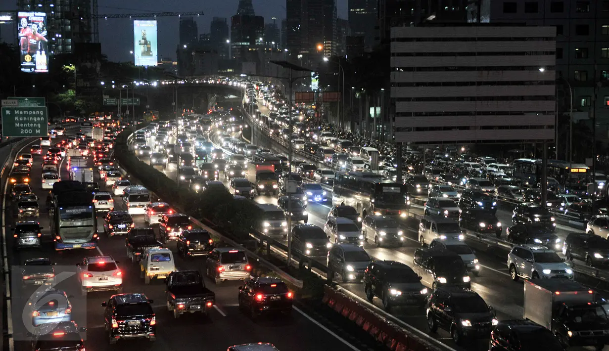 Kemacetan di Jakarta rata-rata 58 persen, ketika pagi naik jadi 63 persen dan menjelang malam di jam sibuk bisa mencapai 95 persen, Jakarta, Jumat (3/3). (Liputan6.com/Yoppy Renato)
