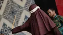 algojo mengeksekusi cambuk terhadap terpidana pelanggar hukum syariat Islam, diantaranya karena mencium seorang wanita saat siaran langsung TikTok, menjalani hukuman cambuk di Taman Bustanussalatin, Banda Aceh, Aceh, Kamis (2/7/2026). (AP Photo/Reza Saifullah)