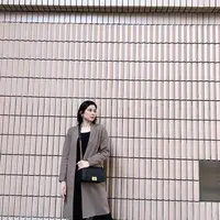 Iris Wullur merupakan seorang model dan influencer. Sosoknya viral di TikTok berkat videonya menggunakan seragam SMA. Padahal dirinya merupakan ibu tiga orang anak. [Foto: Instagram/ Iris Wullur]