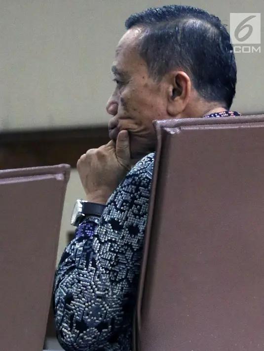 Mantan anggota Komisi XI DPR RI, Amin Santono saat menjalani sidang dakwaan di Pengadilan Tipikor, Jakarta, Kamis (20/9). Amin didakwa dalam kasus dugaan suap usulan dana perimbangan keuangan daerah RAPBN Perubahan 2018. (Liputan6.com/Helmi Fithriansyah)