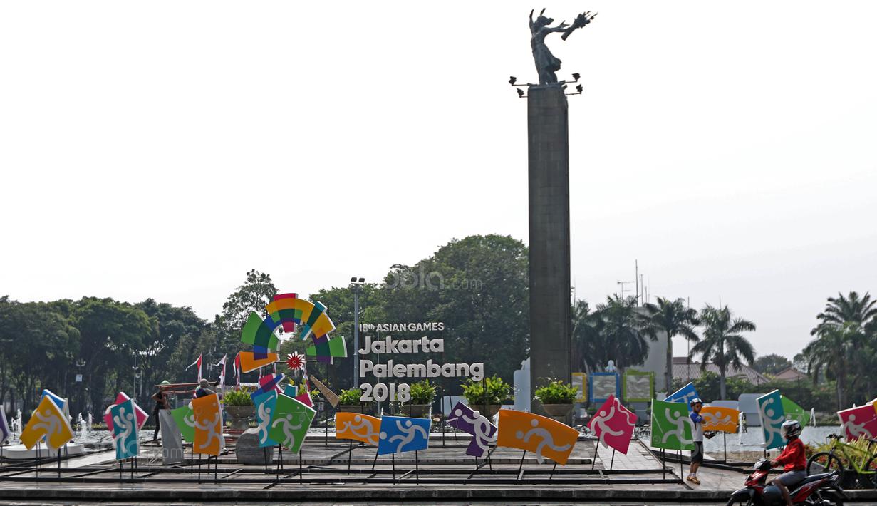 Deretan logo cabang olahraga Asian Games 2018 di Bundaran HI, Jakarta, (17/8/2017), Asian Games mengambil tema Energy Of Asia dan akan dibuka oleh Presiden Republik Indonesia Joko Widodo. (Bola.com/Nicklas Hanoatubun)