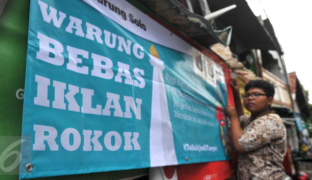 Siswa SMP N 104 Jakarta memasang banner di salah satu warung di kawasan Mampang Prapatan, Jakarta, Kamis (5/11). Aksi ini sebagai bentuk kesadaran tentang ancaman adiksi rokok terhadap anak-anak di sekolah melalui iklan (Liputan6.com/Gempur M Surya)