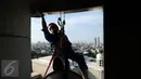 Salah satu relawan pecinta alam membersihkan atap menara Masjid Istiqlal, Jakarta, Jumat (17/2). Menyambut Milad Masjid Istiqlal ke-39, relawan pecinta alam bantu membersihkan Masjid Istiqlal. (Liputan6.com/Helmi Fithriansyah)
