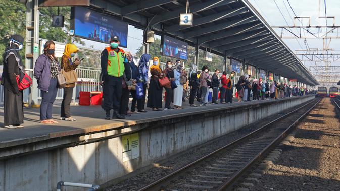 Calon penumpang KRL Commuter Line antre menunggu kedatangan kereta di Stasiun Bekasi, Selasa (5/5/2020). Pihak Stasiun Bekasi menerapkan jaga jarak antar penumpang, membatasi jumlah penumpang hingga 50% dan membatasi jam operasional dari pukul 06.00 hingga 18.00. (Liputan6.com/Herman Zakharia)