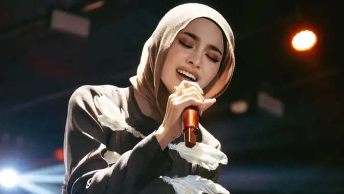 Pesona Mahalini Berbalut Hijab Saat Konser di Aceh