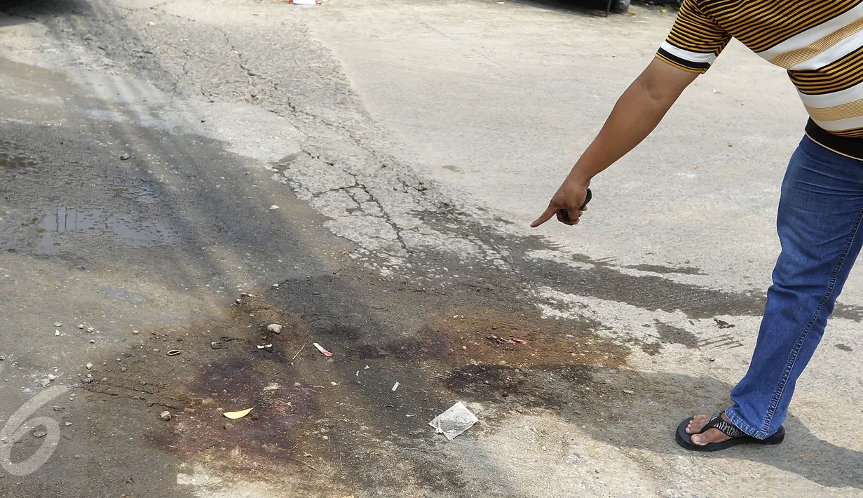 Warga menunjukkan bercak darah yang mengering di lokasi tempat tertembaknya Japra oleh oknum TNI berinisial YH pada Selasa (3/11) sore, Bogor, Rabu (4/11/2015). (Liputan6.com/Yoppy Renato)
