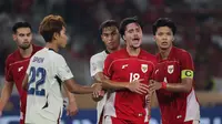 Jens Raven, Brandon Scheunemann, dan Kadek Arel Priyatna dalam laga Timnas Indonesia U-23 Vs Timnas Thailand U-23 di semifinal Piala AFF U-23 2025 yang digelar di Stadion Utama Gelora Bung Karno, Jakarta, Jumat (25/7/2025). (Bola.com/Hery Kurniawan).