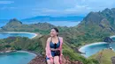 Prilly mendaki bukit di Labuan Bajo kenakan active wear. Berwarna hijau, active wear yang dikenakan Prilly terdiri dari sport bra dan legging pendek senada. Ia melapisinya dengan jaket parasut berwarna merah muda. Foto: Instagram.