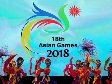 Penari beraksi di depan logo Asian Games ke-18 yang diluncurkan pada perayaan Hari Olahraga Nasional ke-32 di Senayan Jakarta, Rabu (9/9/2015). Haornas ke-32 bertema Gelorakan Budaya Olahraga untuk Indonesia Hebat. (Liputan6.com/Helmi Fithriansyah) 